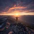 Gipfelgefühl – Wanderer auf dem Berggipfel beim Sonnenuntergang